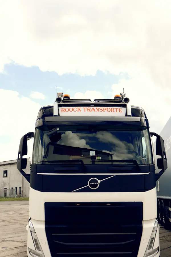 Volvo FH mit Roock Transporte Schild