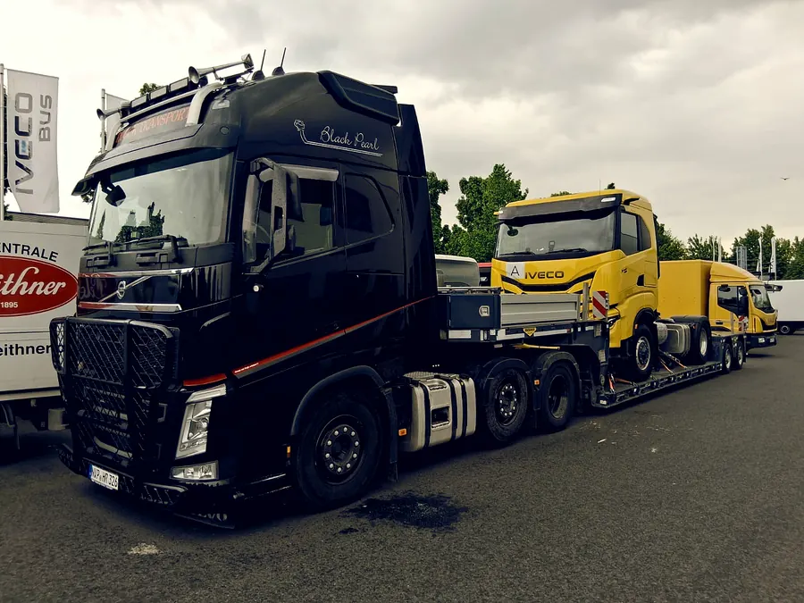 Black Pearl Volvo mit geladener IVECO Zugmaschine